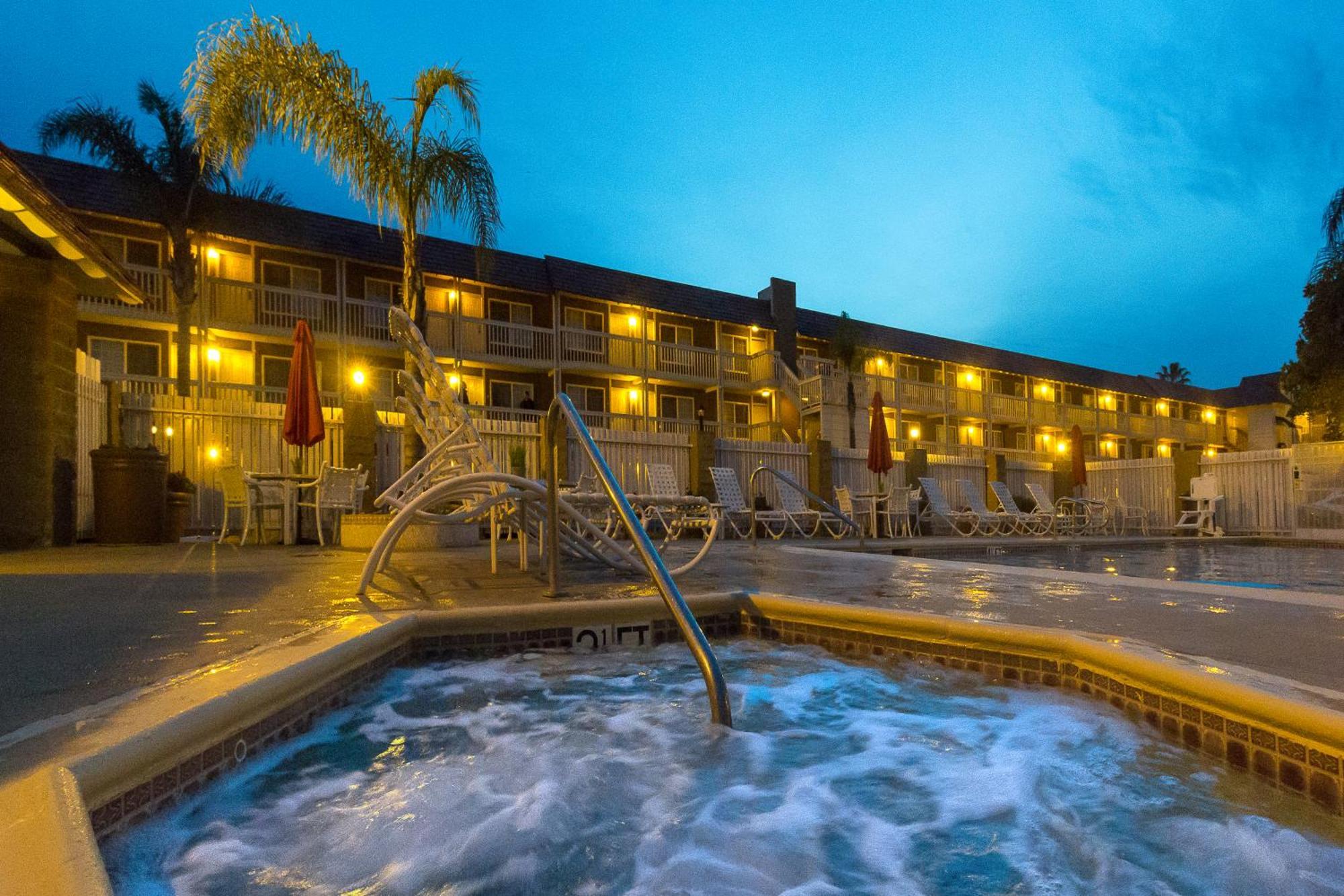 Ramada By Wyndham Costa Mesa/Newport Beach Экстерьер фото