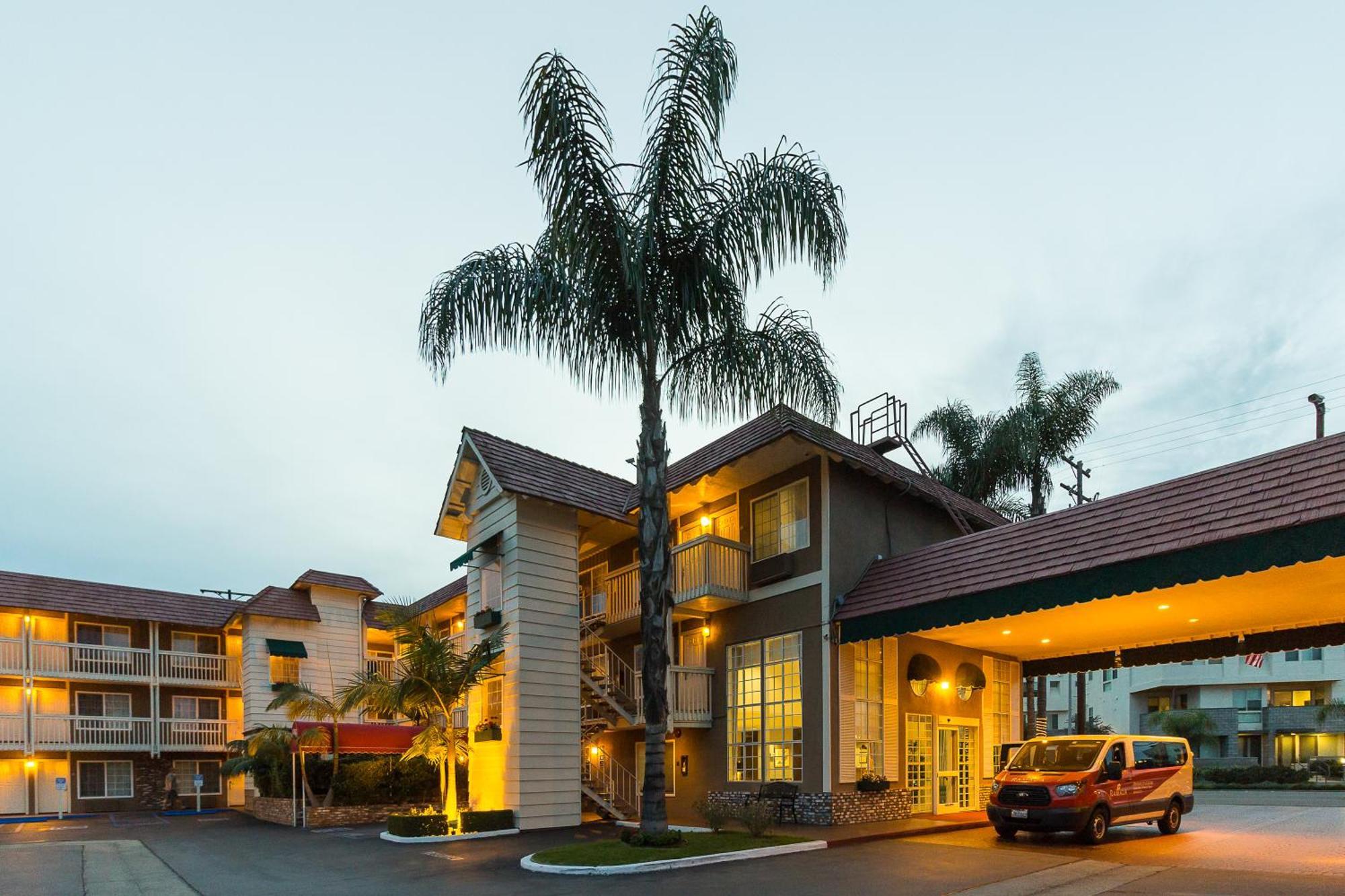 Ramada By Wyndham Costa Mesa/Newport Beach Экстерьер фото