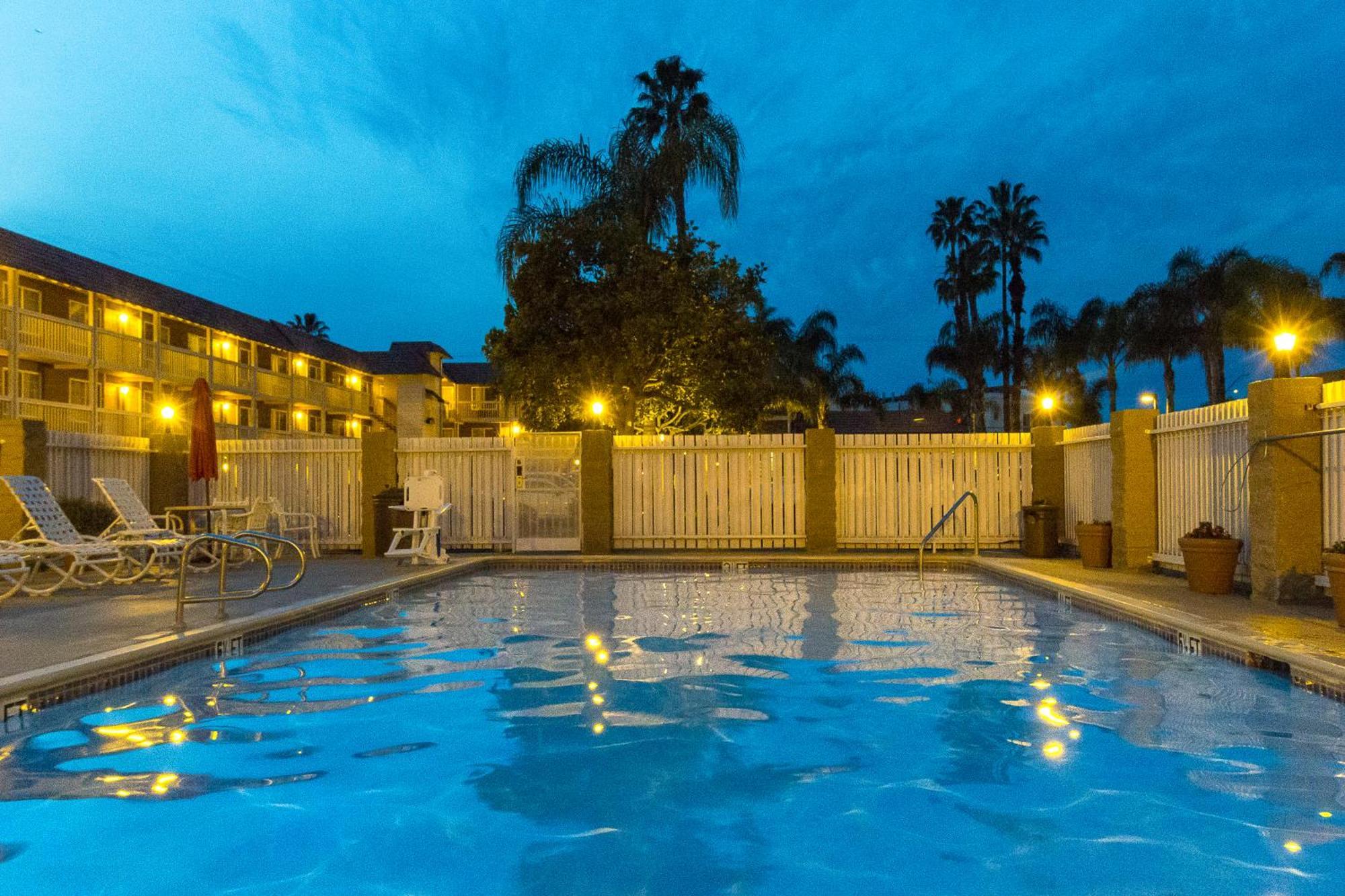 Ramada By Wyndham Costa Mesa/Newport Beach Экстерьер фото