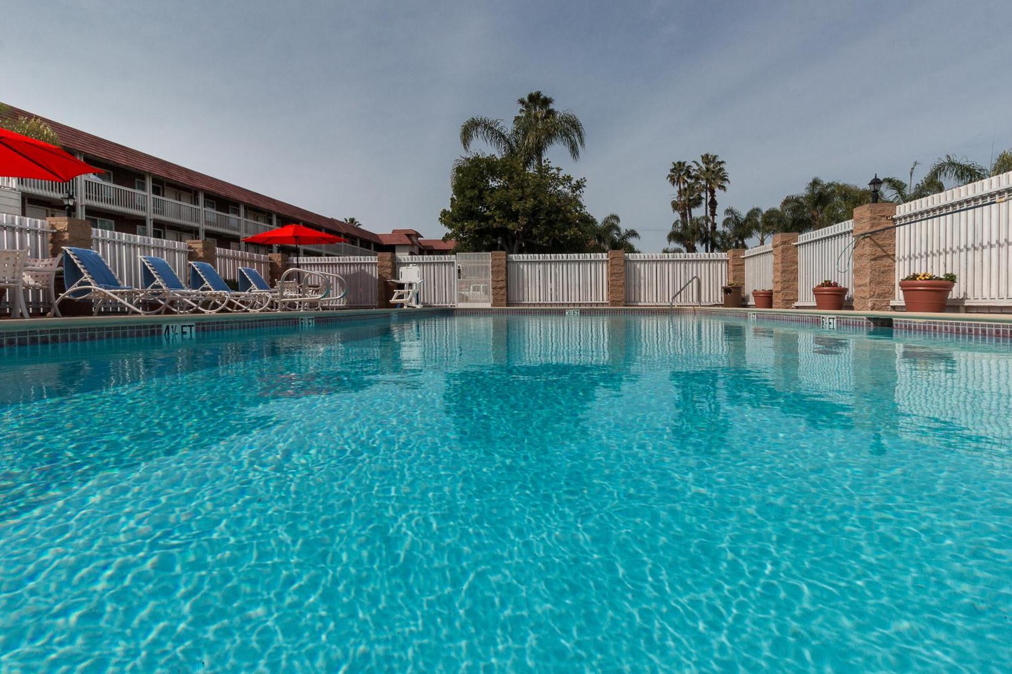 Ramada By Wyndham Costa Mesa/Newport Beach Экстерьер фото